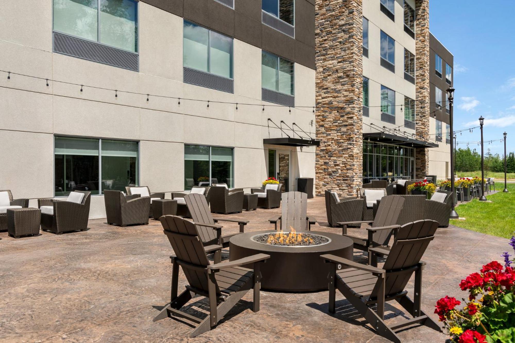 Holiday Inn Express & Suites Rhinelander By Ihg Exterior foto